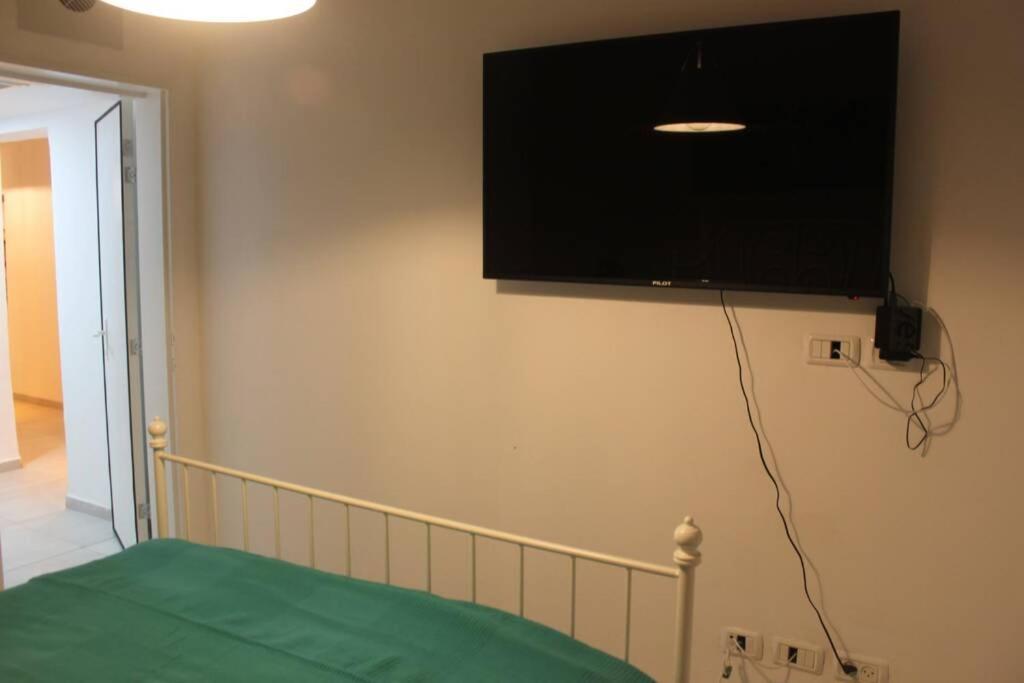 נוף הארבל עם חלון לכינרת Apartamento Migdal Exterior foto
