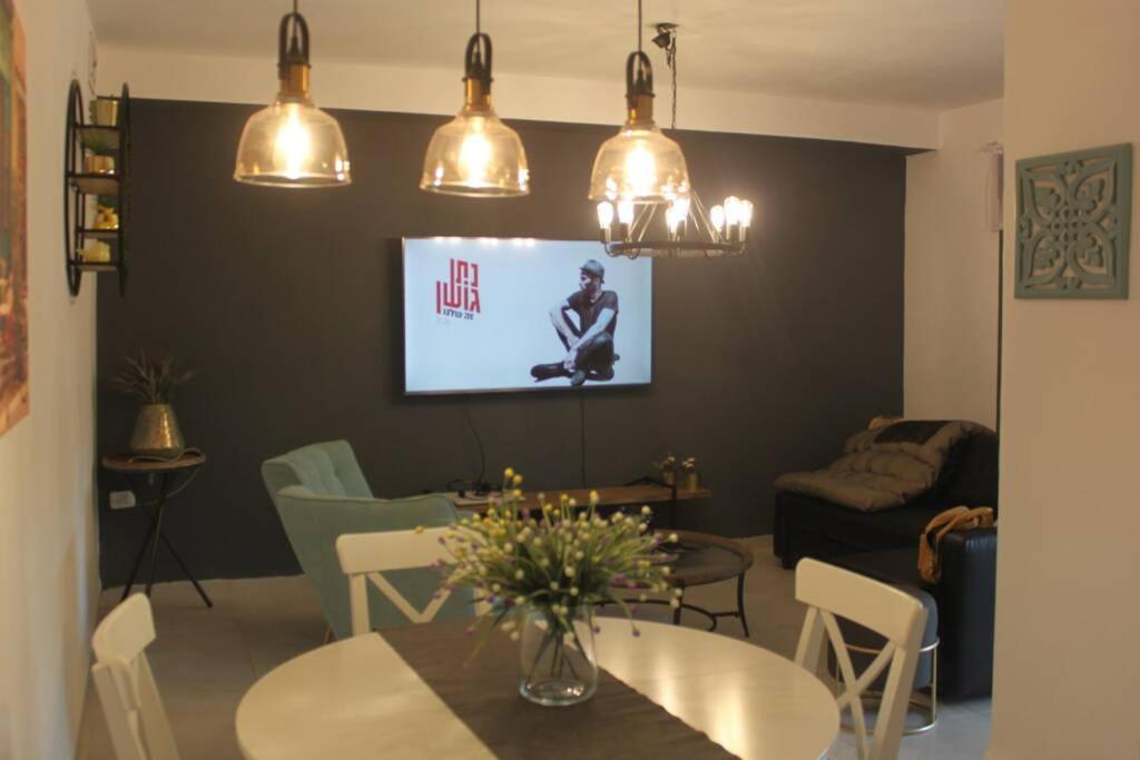 נוף הארבל עם חלון לכינרת Apartamento Migdal Exterior foto