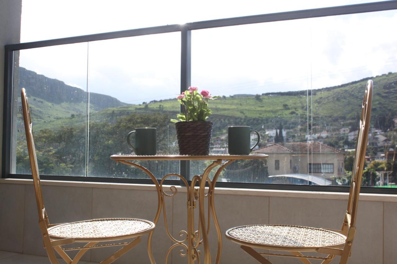 נוף הארבל עם חלון לכינרת Apartamento Migdal Exterior foto