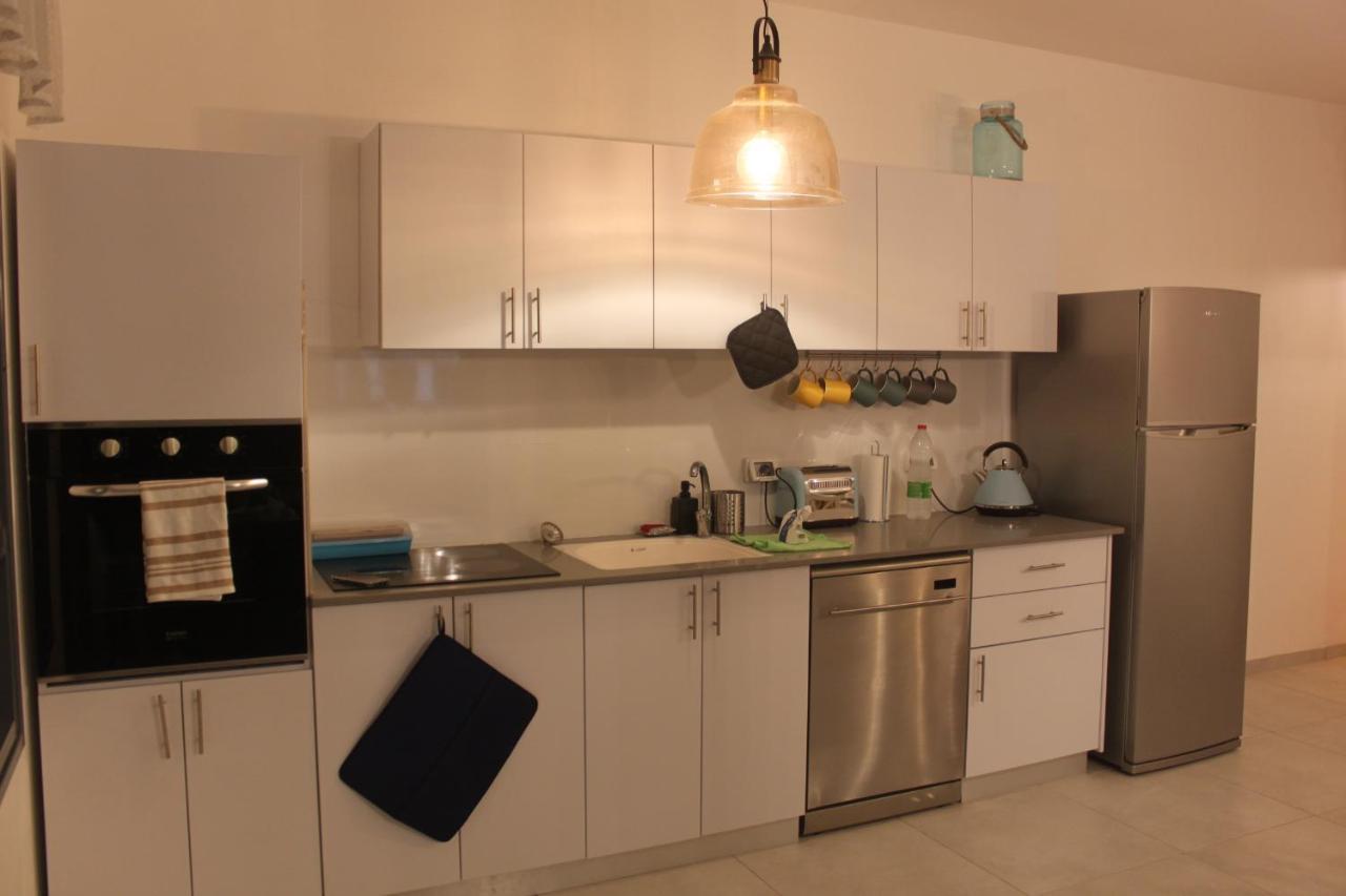 נוף הארבל עם חלון לכינרת Apartamento Migdal Exterior foto