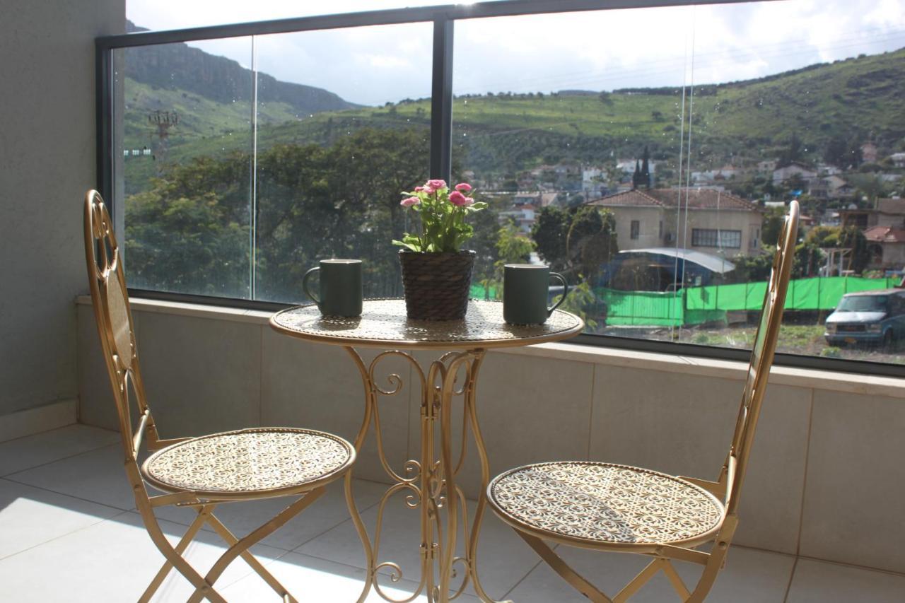 נוף הארבל עם חלון לכינרת Apartamento Migdal Exterior foto