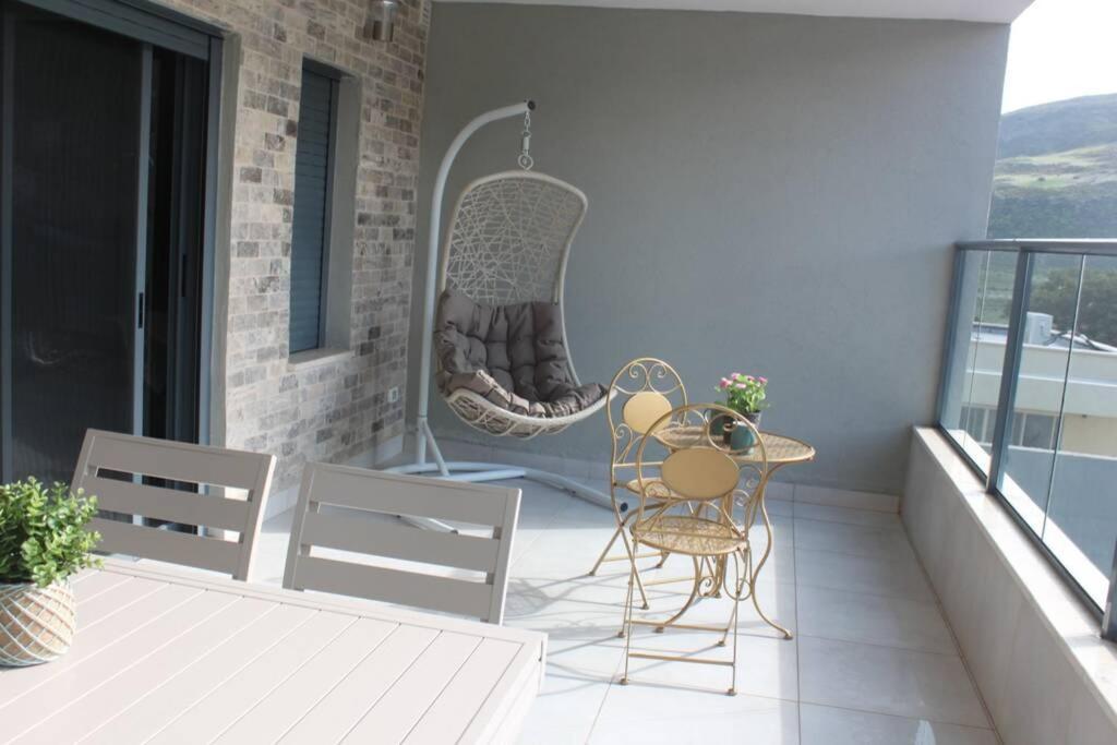 נוף הארבל עם חלון לכינרת Apartamento Migdal Exterior foto