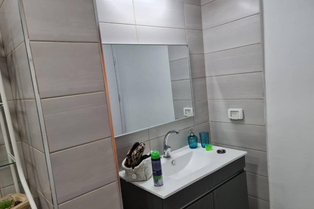 נוף הארבל עם חלון לכינרת Apartamento Migdal Exterior foto