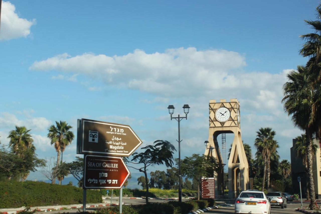 נוף הארבל עם חלון לכינרת Apartamento Migdal Exterior foto